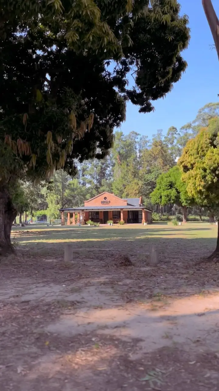 Club House de Búfalo Country Club rodeado de árboles